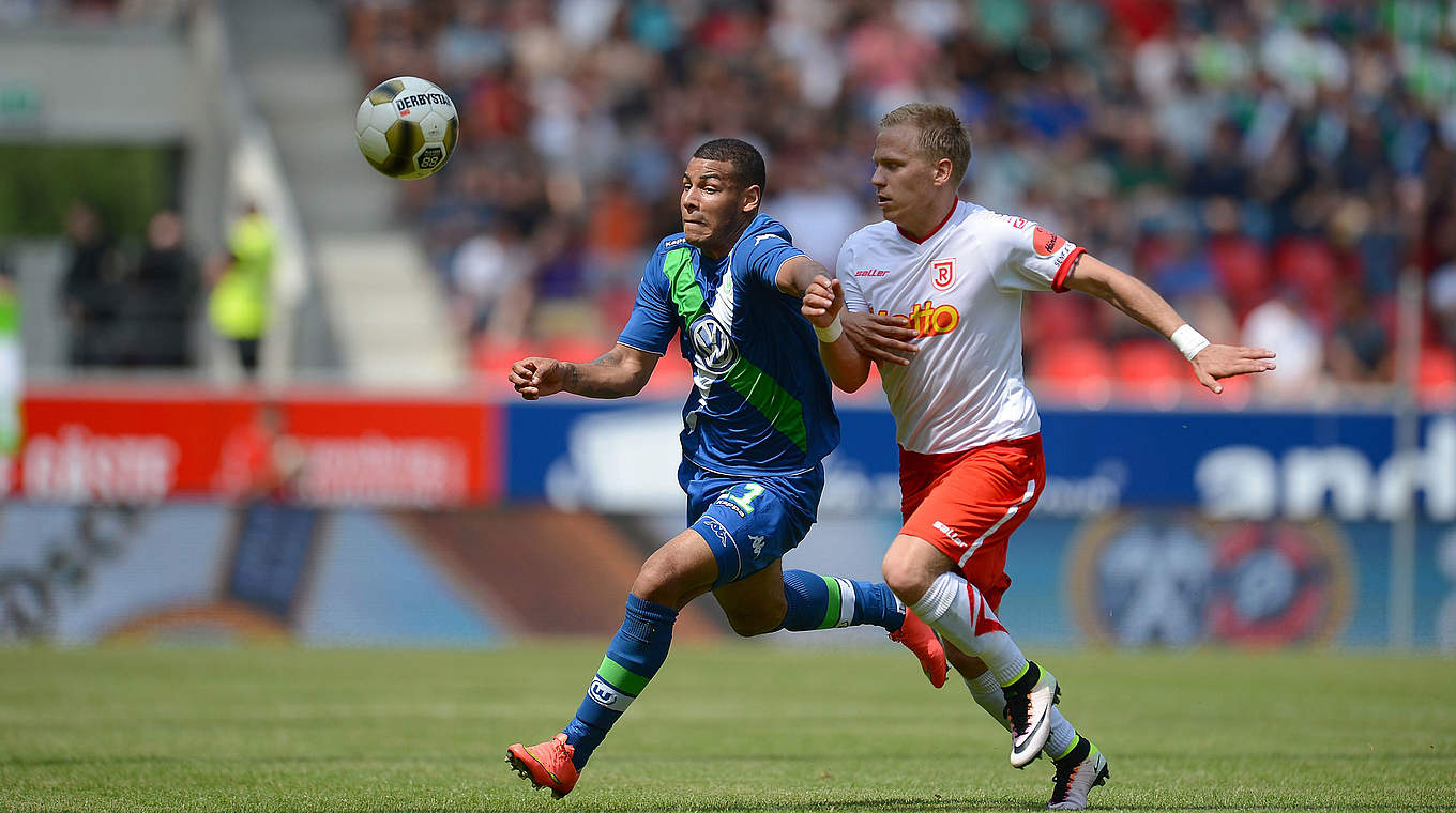 Spannendes Spiel über 90 Minuten: Onel Hernandez (l.) im Laufduell mit Alexander Nandzik. © 2016 Getty Images