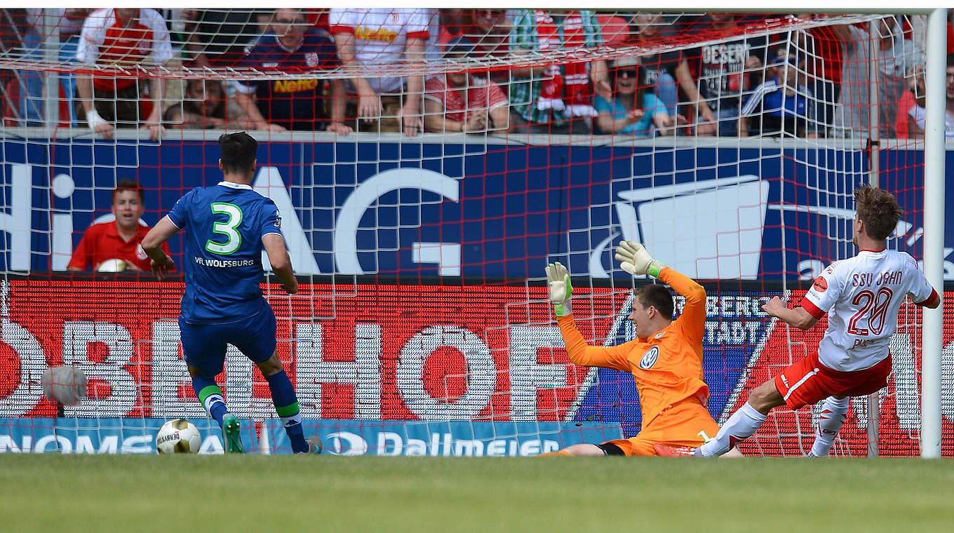 Schießt das entscheidende zweite Tor für Jahn Regensburg: Kolja Pusch (r.). © 2016 Getty Images