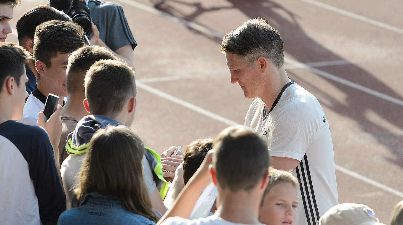 Autogramme für die jungen Fans in Évian: Kapitän Bastian Schweinsteiger ist fleißig © GES/Marvin Guengoer