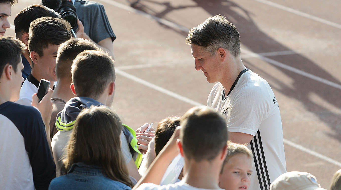 Schreibt fleißig Autogramme für die jungen Fans: Weltmeister Bastian Schweinsteiger © GES/Marvin Guengoer