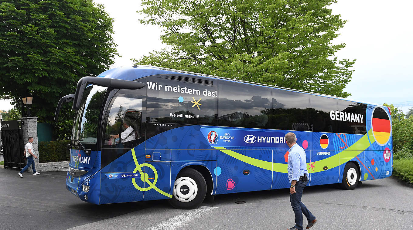 Gut angekommen: Der Mannschaftsbus rollt auf das Hotelgelände in Évian-les-Bains © GES/Markus Gilliar