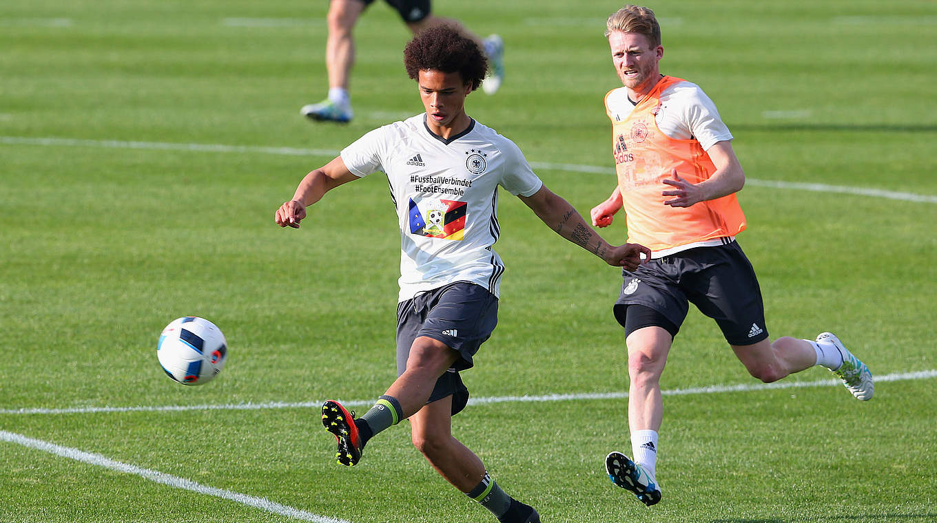 "Fußball verbindet": Leroy Sané (l.) und André Schürrle beim ersten Training in Évian © 2016 Getty Images