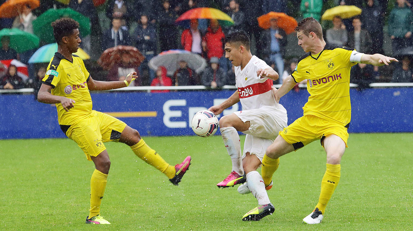 Hinspiel im Regen: Dortmund setzt sich in Stuttgart durch © imago/Pressefoto Baumann