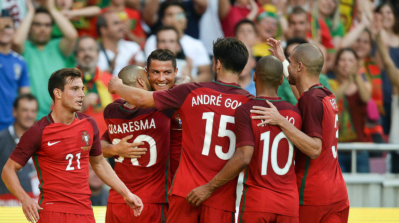 Sieben Treffer gegen Estland: Portugal mit Kapitän Cristiano Ronaldo (3.v.l.) © 2016 AFP/Getty Images