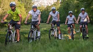 Bundestrainer radelt vorneweg: Löw (l.), Schweinsteiger und Co. bei der 