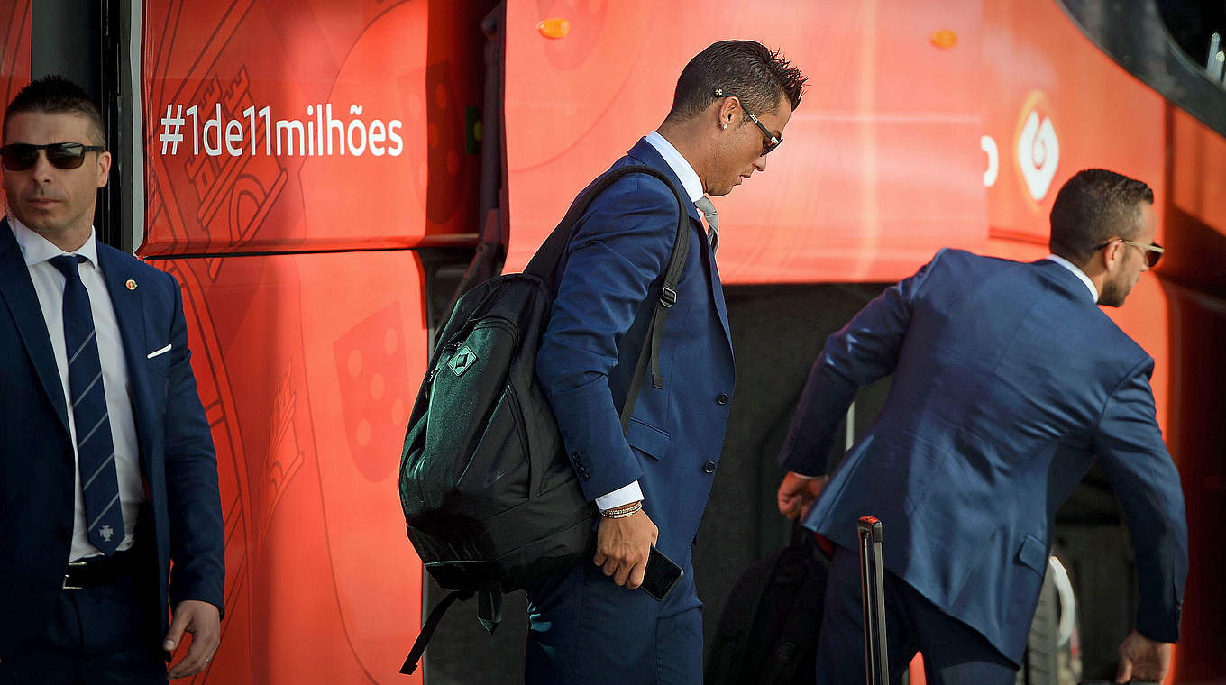 In Frankreich angekommen: Portugal um Superstar Cristiano Ronaldo (M.) © PATRICIA DE MELO MOREIRA/AFP/Getty Images