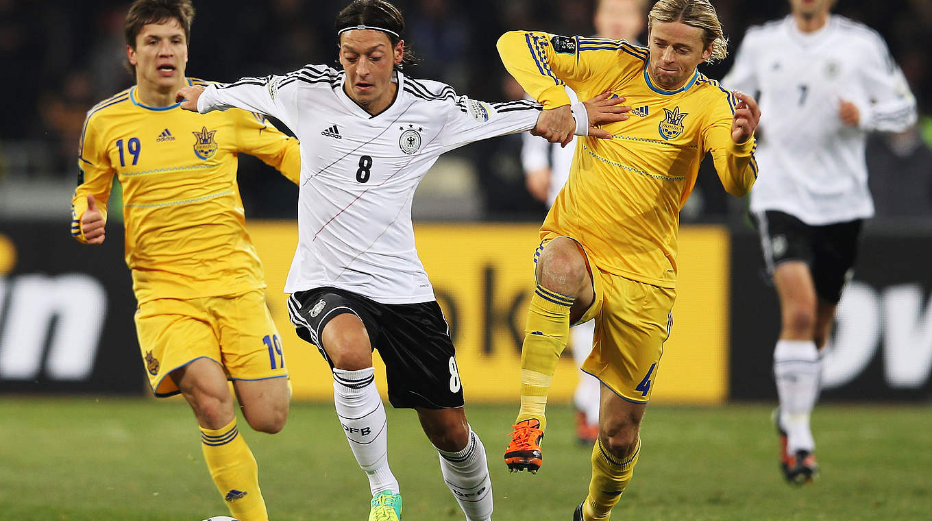 Die letzte Begegnung 2011 endete 3:3: Özil (2.v.l.) im Zweikampf © 2011 Getty Images