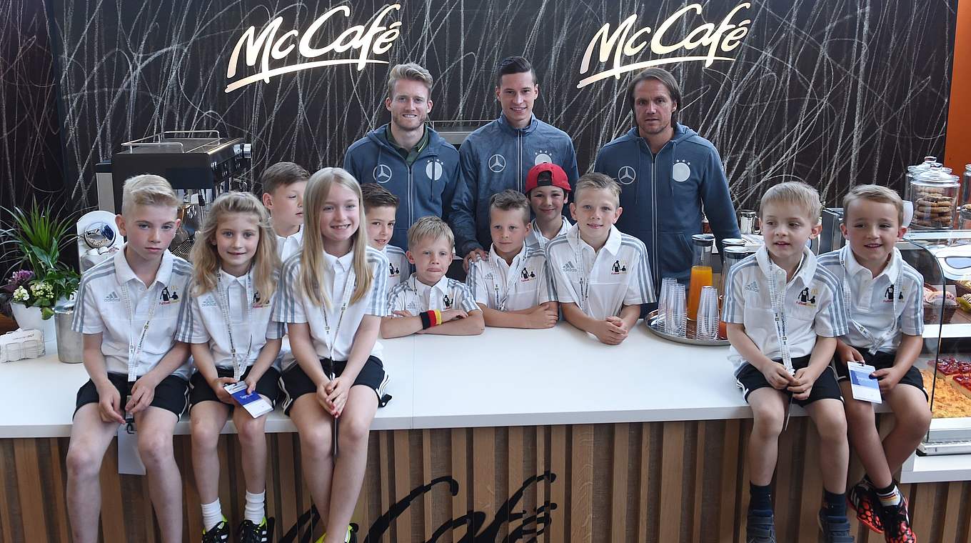 Schürrle, Draxler und Schneider (v.l.) mit den Kindern der McDonald‘s Fußball Eskorte © GES-Sportfoto