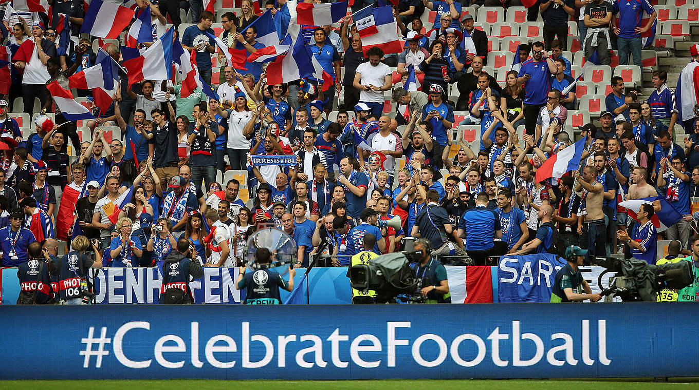 Tolle Stimmung: bei den Fans vor dem EM-Auftaktspiel im Stade de France © 2016 AMA Sports Photo Agency