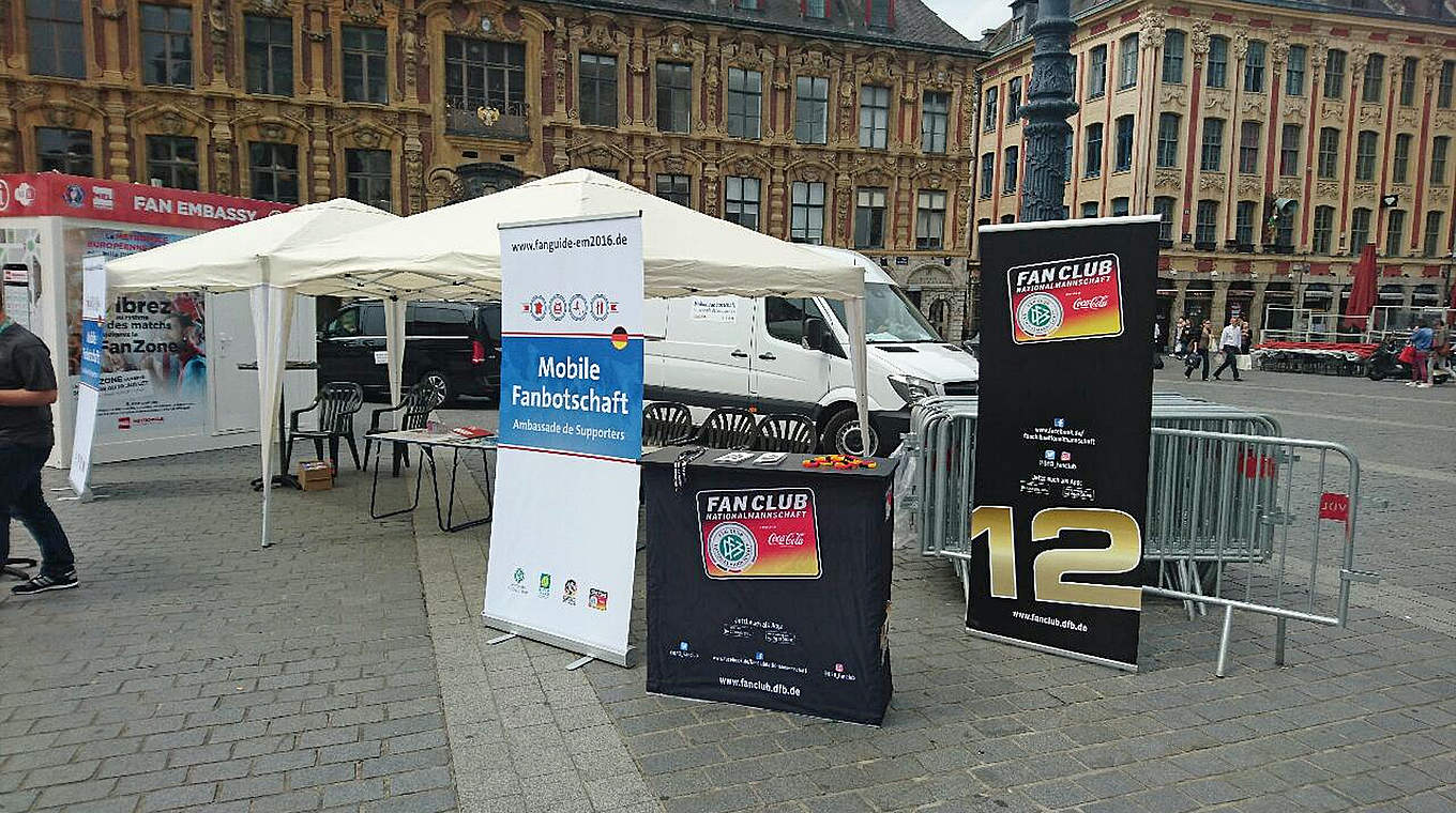 Hilfreich bei Fragen und Problemen: Die Fanbotschaft schlägt ihr Lager in Lille auf © DFB