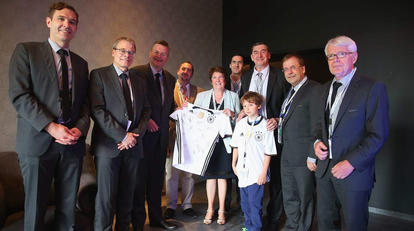 Im Kreise der Familie und von Freunden aus Deutschland: DFB-Delegation mit Nivel (3.v.r.) © 2016 Getty Images