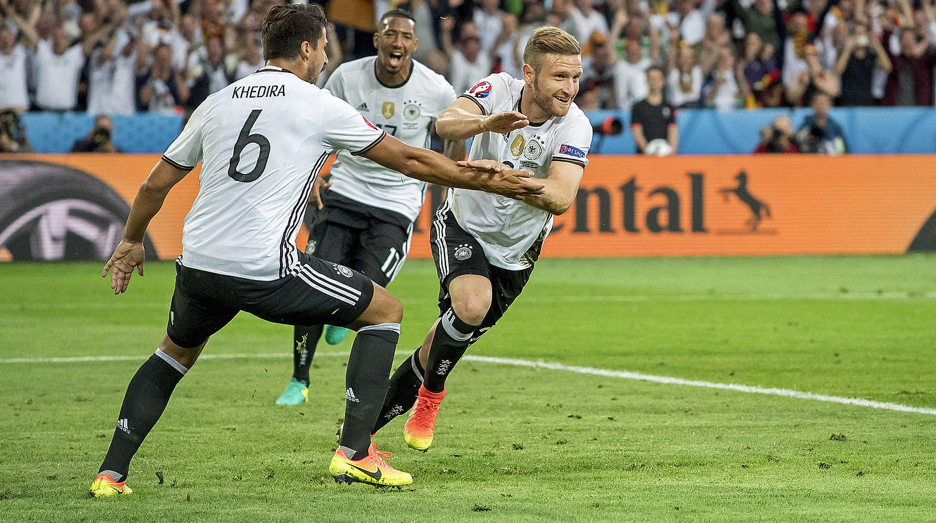 Mustafi (r.): "Es war wichtig, mit einem Sieg ins Turnier zu starten und zu Null zu spielen" © GES/Markus Gilliar