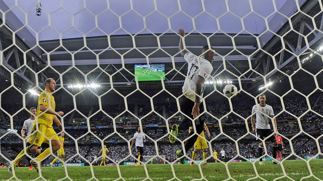 Weltmeisterliche Rettungsaktion: Jerome Boateng klärt gegen die Ukraine auf der Linie © GES/Marvin Guengoer