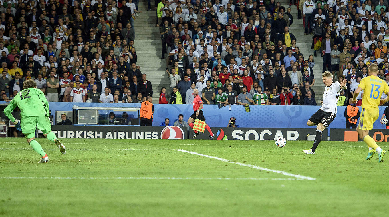 Rekordspieler trifft zum 2:0-Endstand: Schweinsteiger (2.v.r.) bei seinem 14. EM-Einsatz © GES/Marvin Guengoer