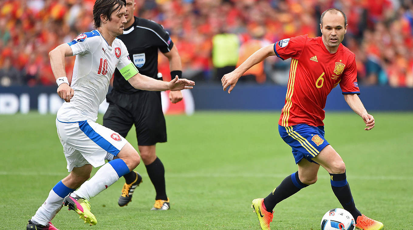 Duell der Mittelfeldstars: Tschechiens Rosicky (l.) gegen Spaniens Iniesta © REMY GABALDA/AFP/Getty Images