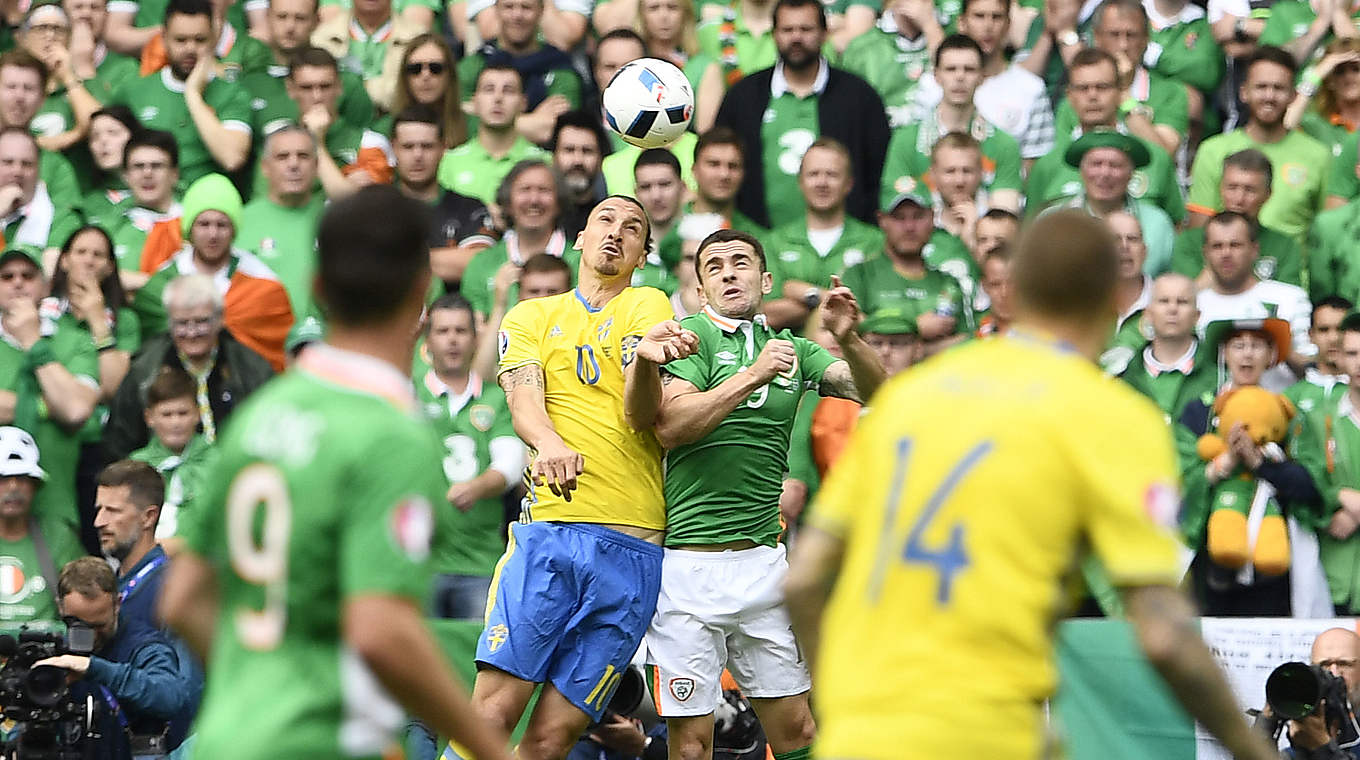 "König" Zlatan steigt hoch: Kopfballduell zwischen Ibrahimovic (l.) und Irlands Long © JONATHAN NACKSTRAND/AFP/Getty Images