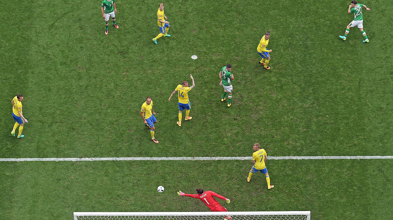 Schuss ins Glück: Irlands Hoolahan (oben rechts) trifft zum 1:0 gegen Schweden © 2016 Getty Images