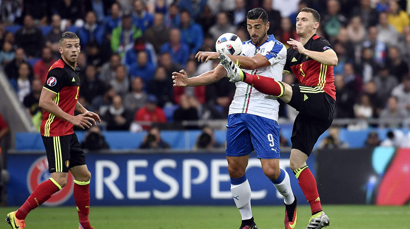 Abgeschirmt: Italiens Pellè (Nr. 9) behauptet den Ball gegen Vermaelen © JEFF PACHOUD/AFP/Getty Images