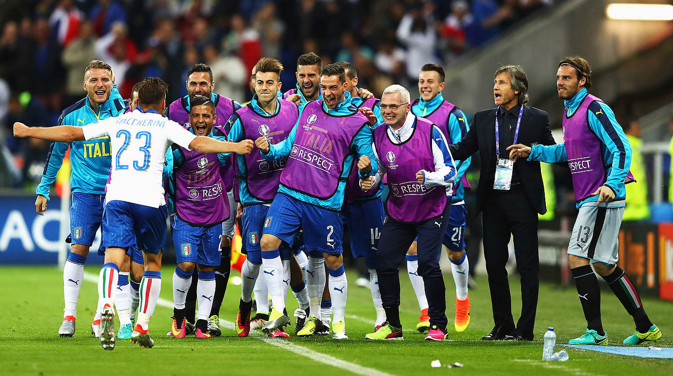 Goal scorer Emanuele Giaccherini runs over to celebrate with the Italian bench  © 2016 Getty Images