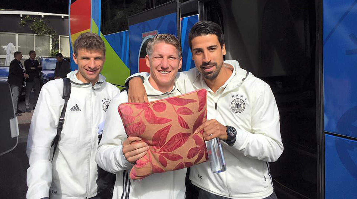 Müller, Schweinsteiger and Khedira made sure they were comfortable for the trip to Paris © DFB