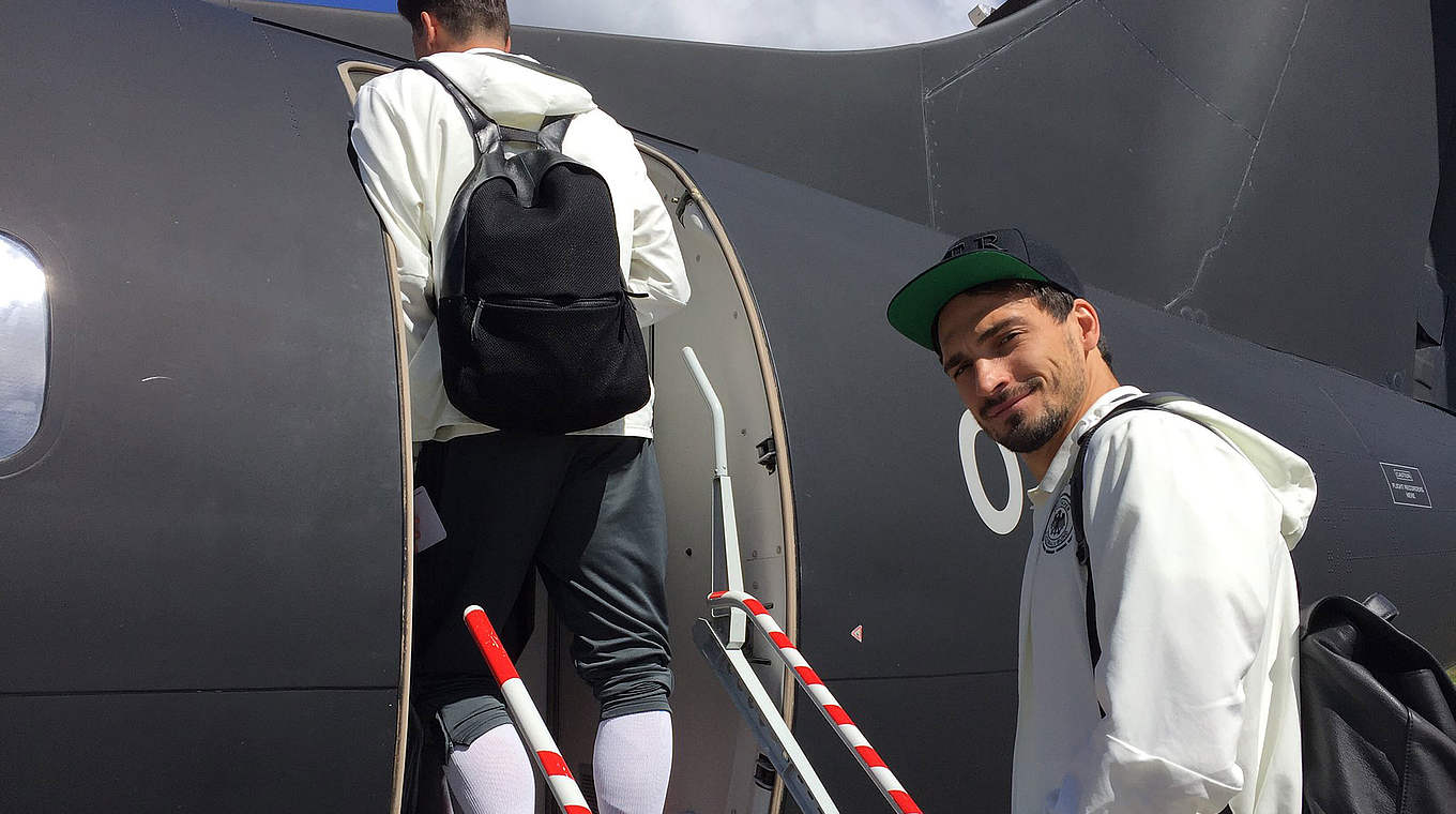 World Champion Mats Hummels boards the plane to Paris along with the team © DFB