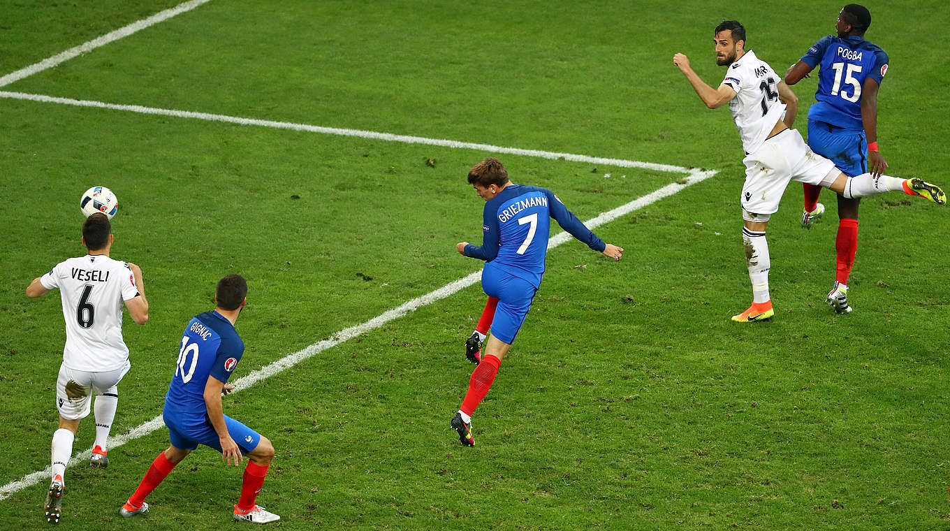 Der erlösende Moment für Frankreich: Griezmann (Nr. 7) köpft im langen Eck ein © 2016 Getty Images