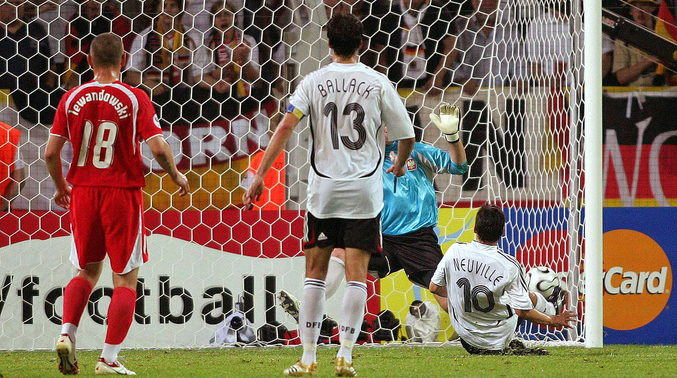 Die Initialzündung fürs "Sommermärchen" 2006: Neuville trifft zum 1:0 gegen Polen © imago