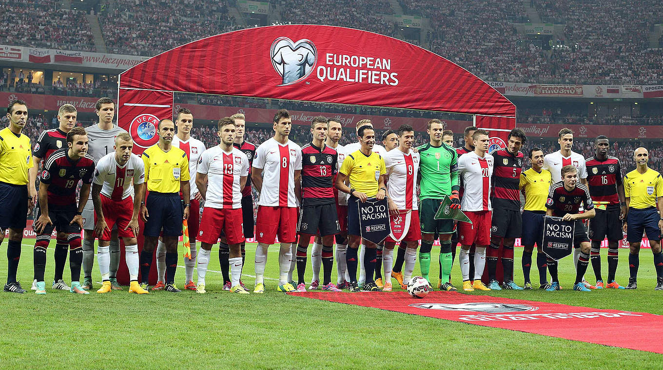 Gemeinsam gegen Rassismus: Deutsche und polnische Spieler am 11. Oktober 2014 © imago