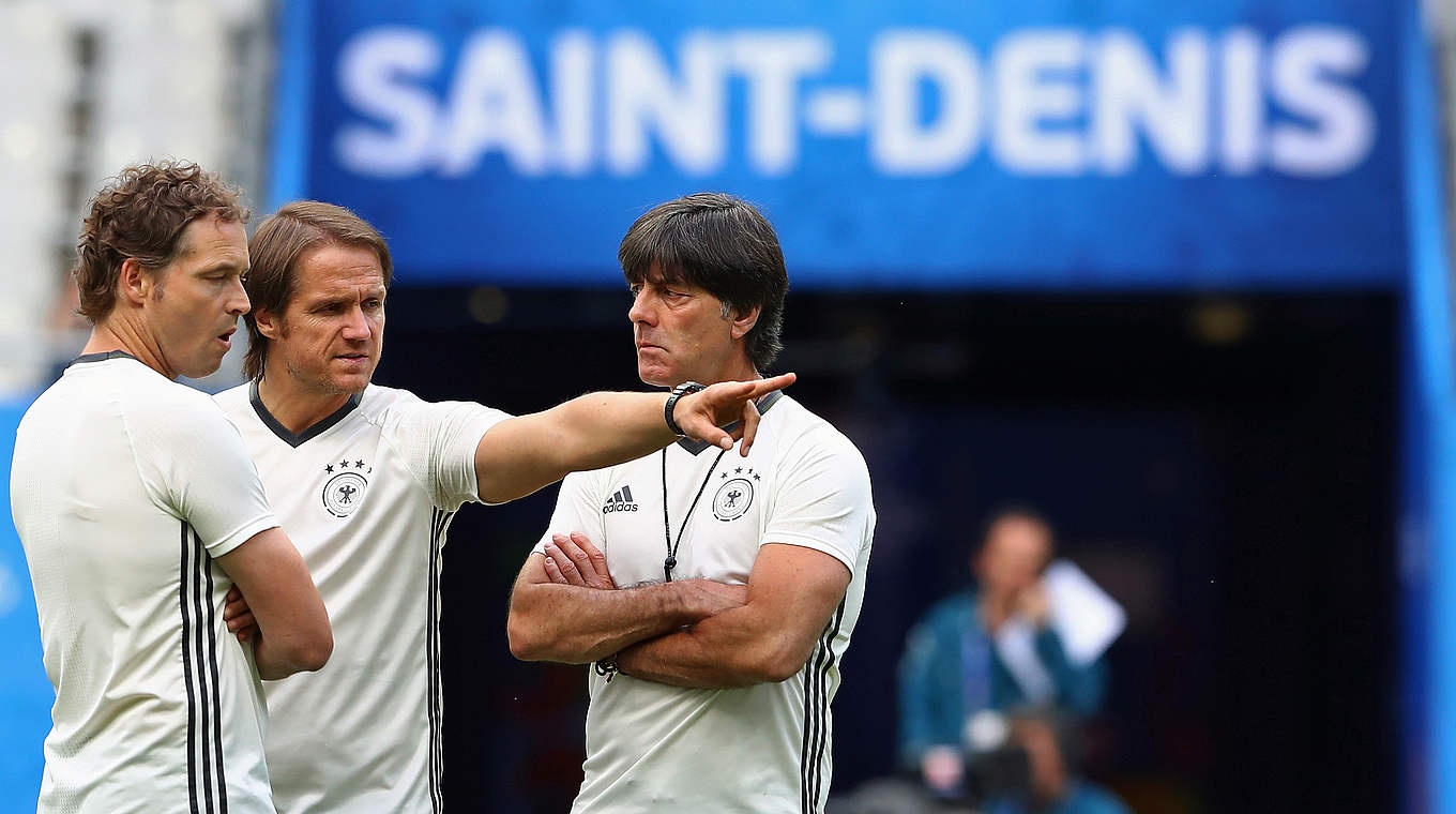 At the final training session at the Stade de France: Sorg with the coaching team © 2016 Getty Images