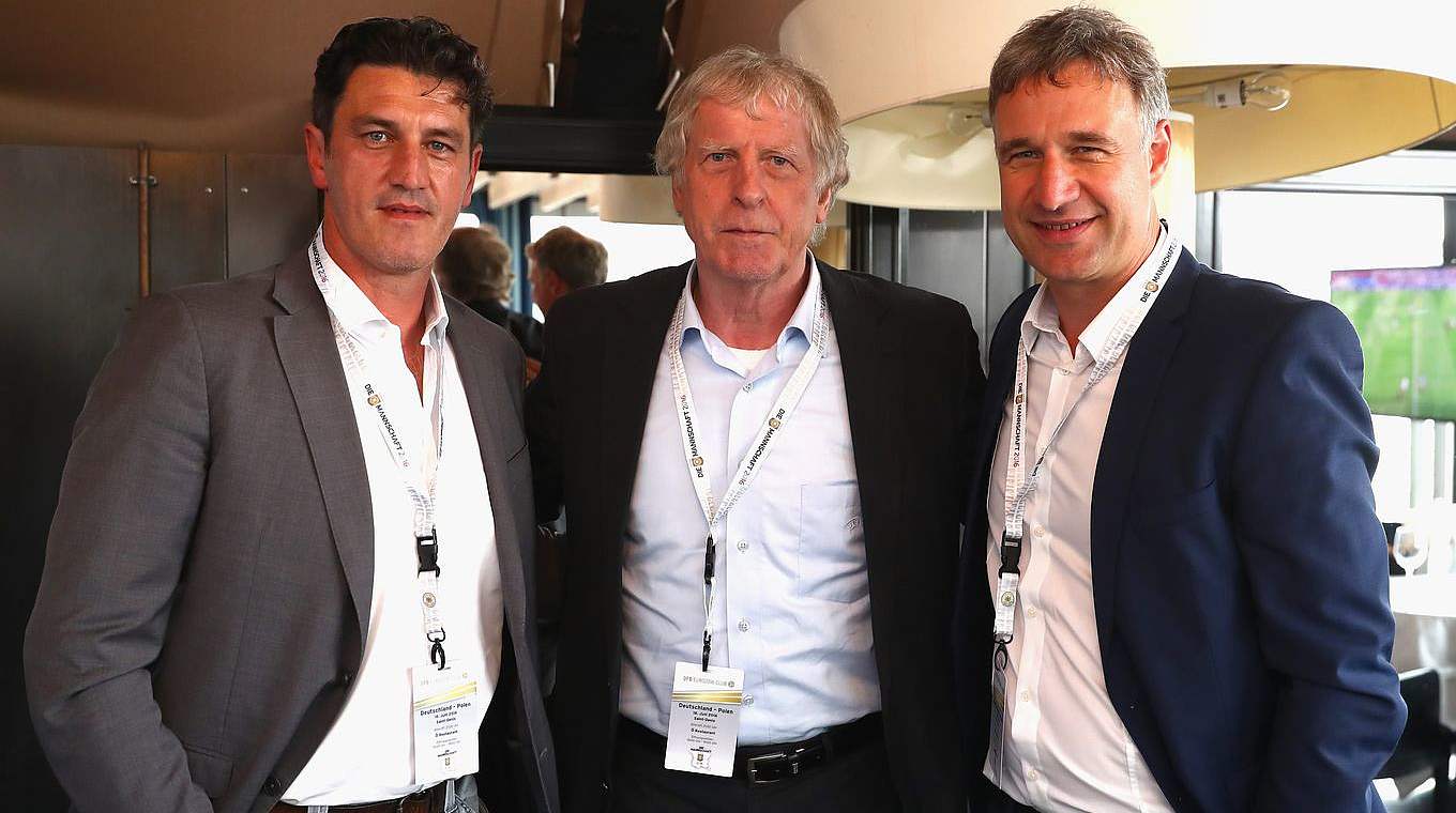 Die 96er Europameister Jens Todt (l.) und Marco Bode (r.) mit Erich Rutemöller © 2016 Getty Images