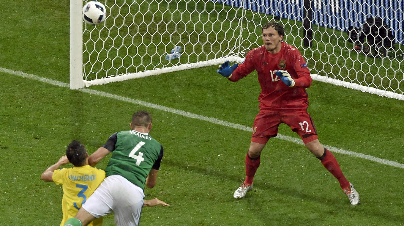 Die spielentscheidende Szene: McAuley köpft den Ball an Pyatov vorbei ins Tor © Getty Images