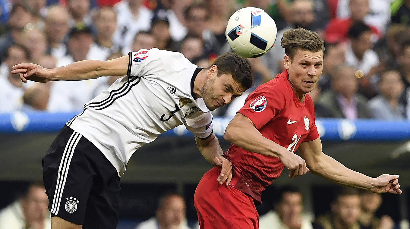 Räumt auf der linken Seite ab: Jonas Hector (l.) im Luftduell © MIGUEL MEDINA/AFP/Getty Images