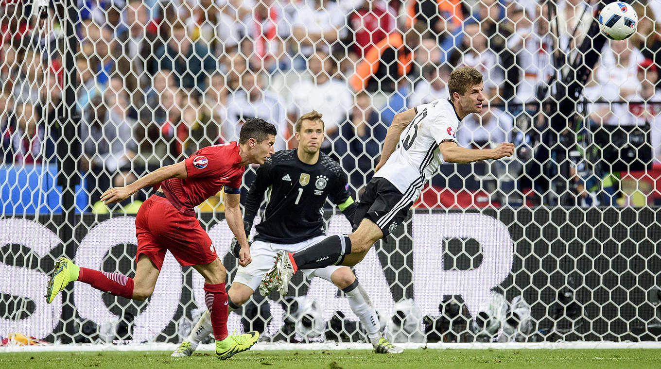 Thomas Müller enjoys an aerial duel with teammate Robert Lewandowski © GES/Marvin Guengoer