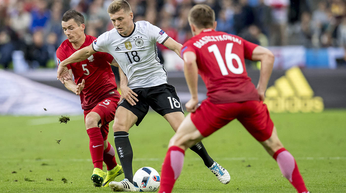 In Bedrängnis: Mittelfeldregisseur Toni Kroos umringt von zwei Polen © GES/Markus Gilliar