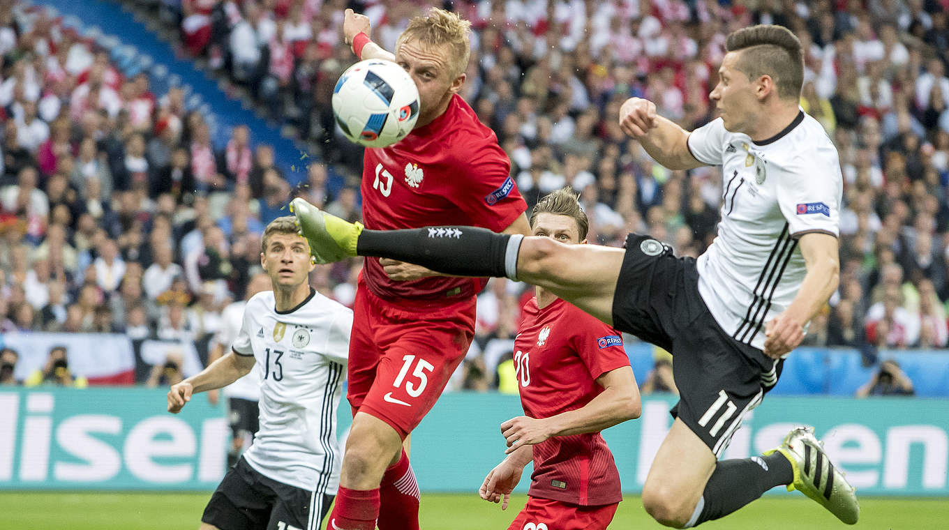 Kung fu Draxler challenges for the ball.  © GES/Markus Gilliar