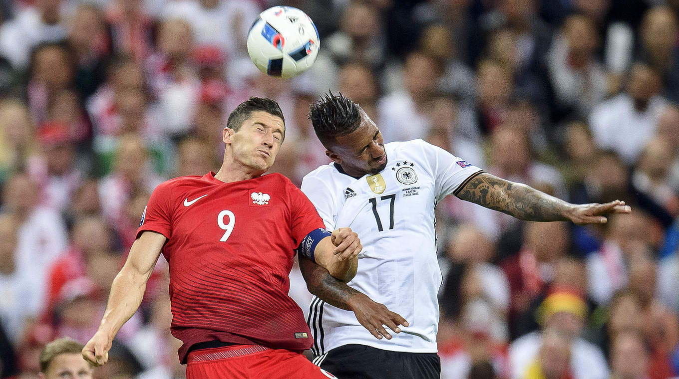 Kopfballduell mit Polens Stürmer Robert Lewandowski: Jerome Boateng (r.) © GES/Marvin Guengoer