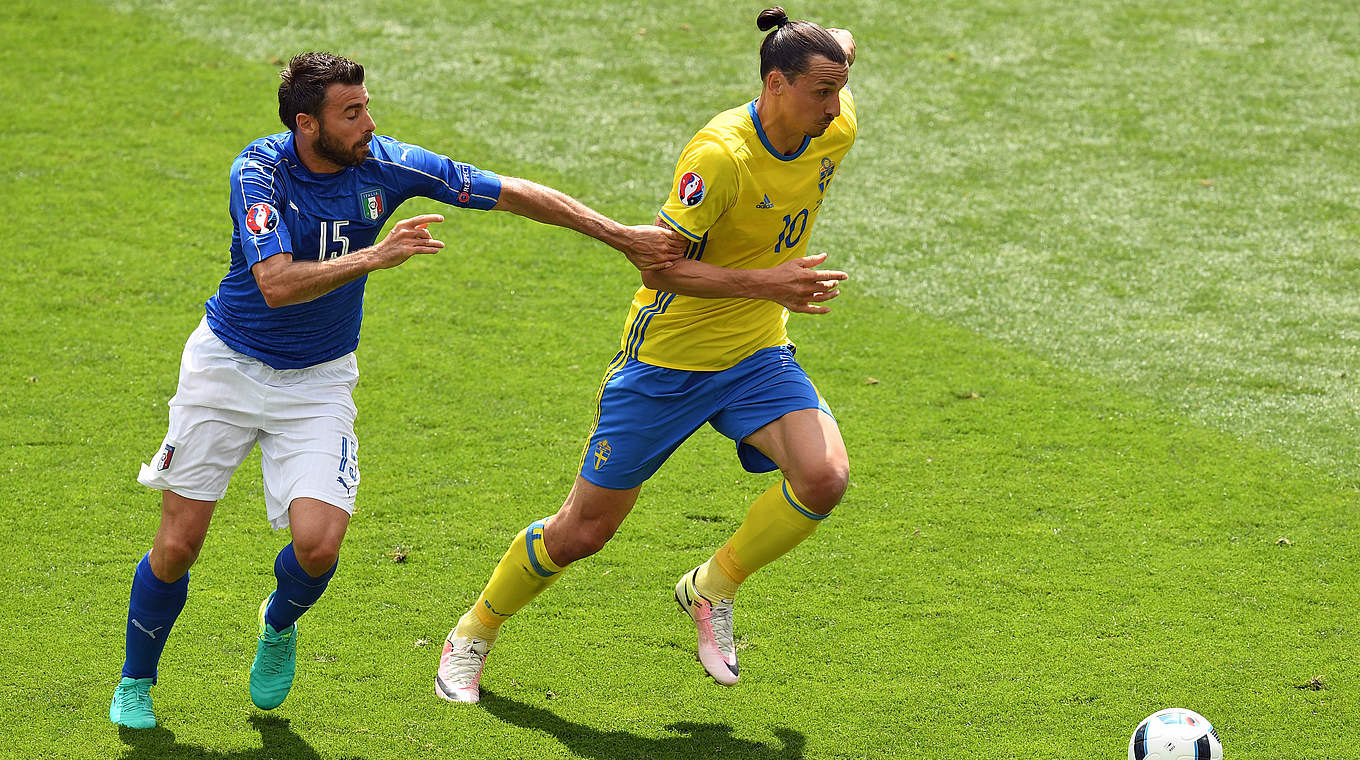 Italiens Abwehr hat Ibrahimovic die meiste Zeit im Griff: Andrea Barzagli (l.) © 2016 Getty Images