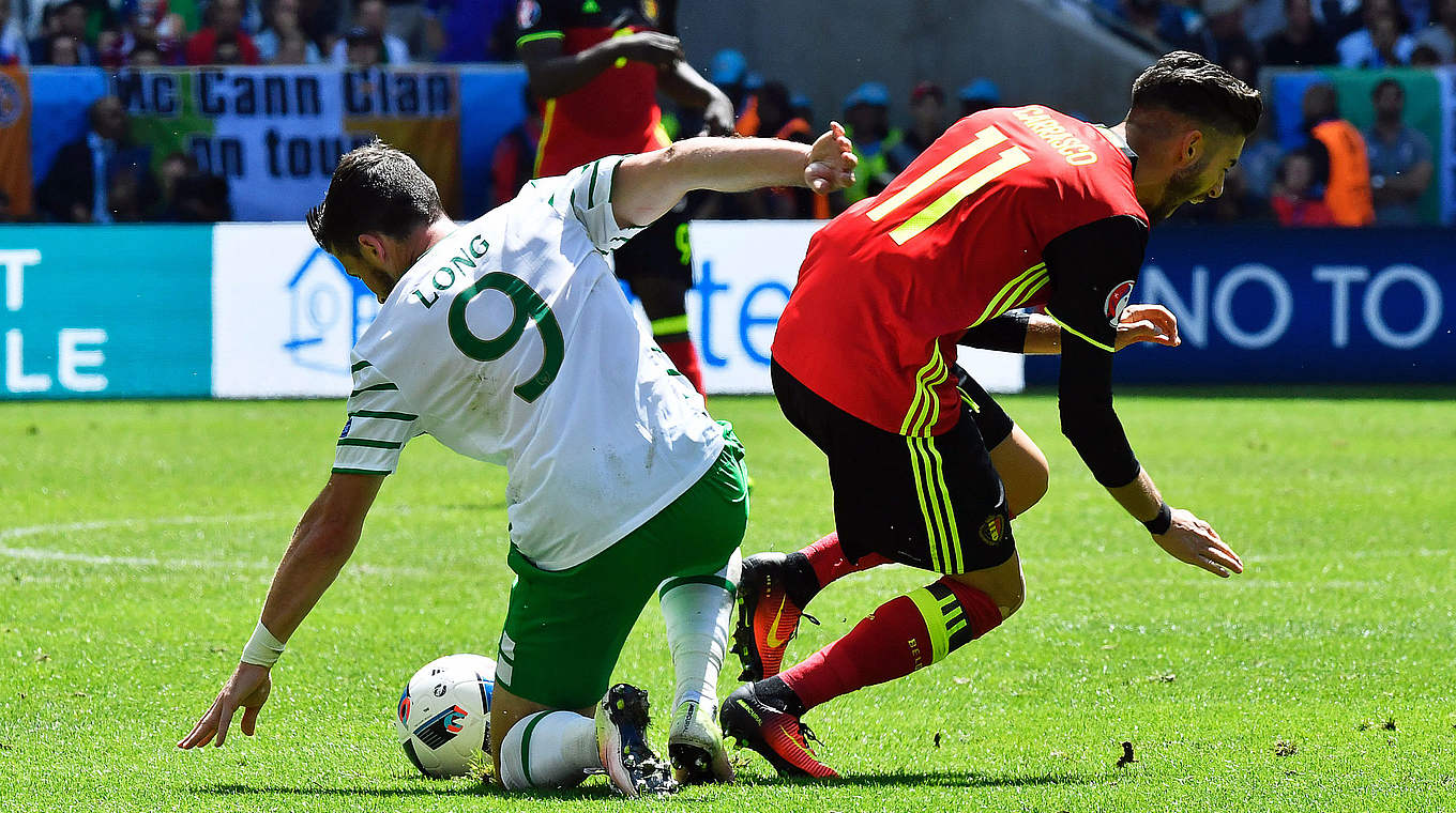 Immer wieder in Zweikämpfe verwickelt: Shane Long (l.) und Yannick Carrasco (r.) © AFP/Getty Images