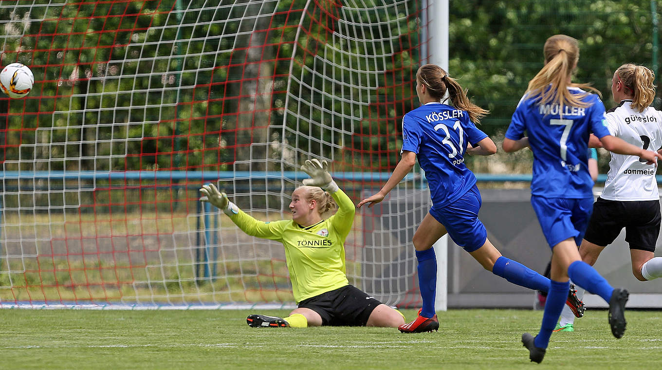 Zwei Tore im Finale: Kössler (2.v.l.) krönt ihre erfolgreiche Spielzeit mit dem Titel © 2016 Getty Images