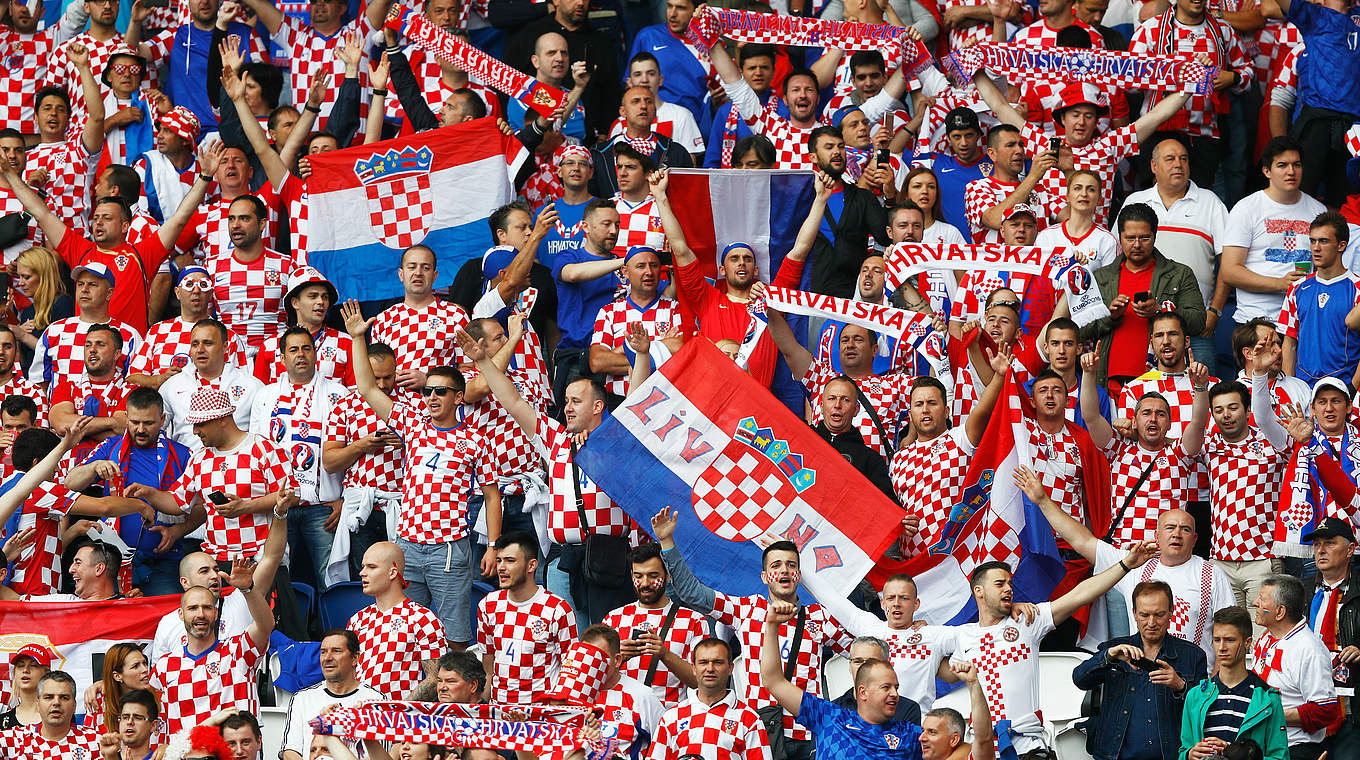 Rot-weiß-kariert: Das sind die kroatischen Fans. © Getty Images