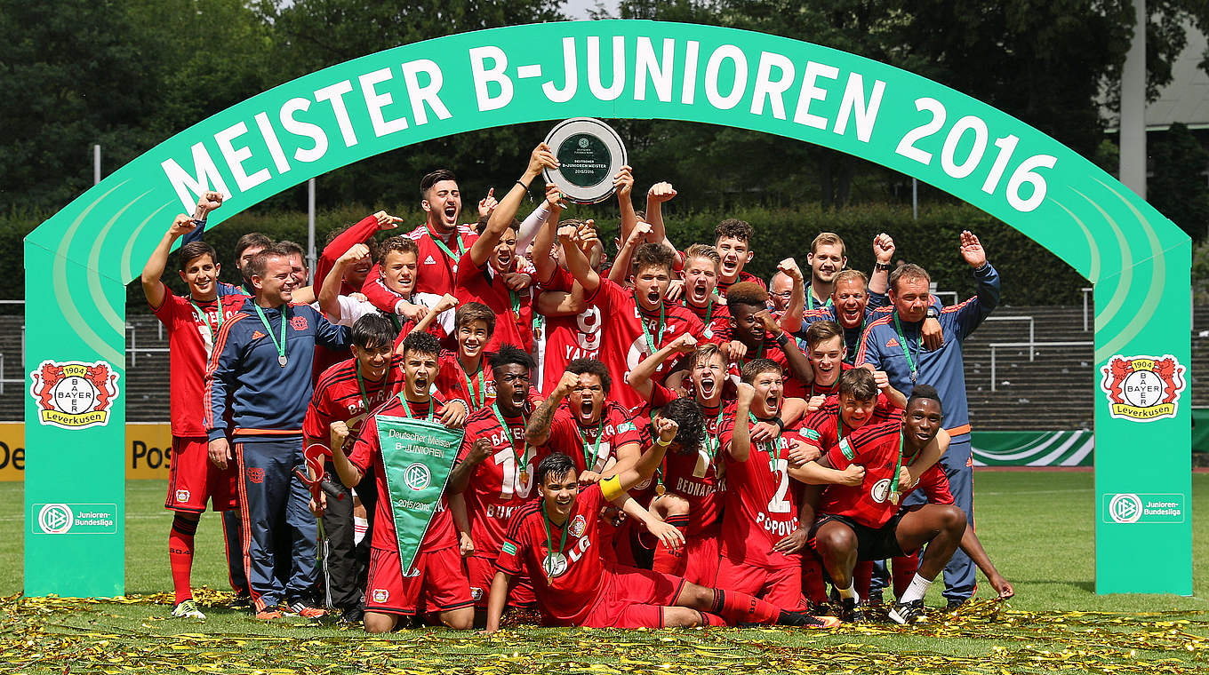 Da ist das Ding: Bayer Leverkusen ist zum zweiten Mal nach 1992 B-Junioren-Meister © 2016 Getty Images