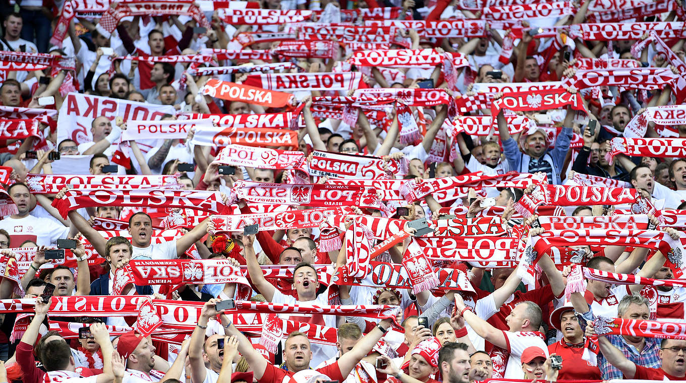 Alle Schals nach oben im polnischen Block. © Getty Images