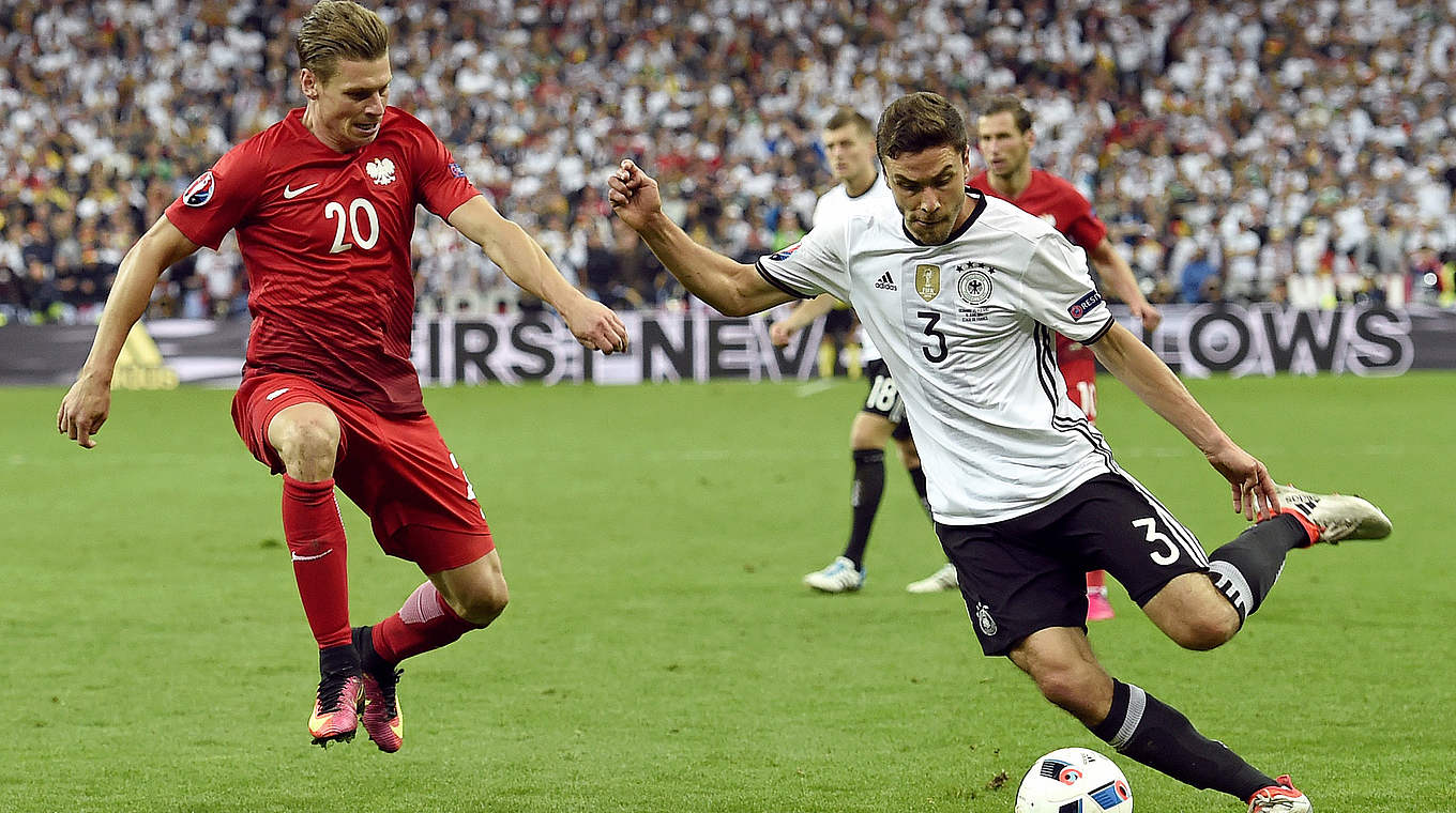 "Bei einem Turnier gehört Kritik mal dazu": Hector (r.) im Duell mit dem Polen Piszczek © 2016 AFP/Getty Images