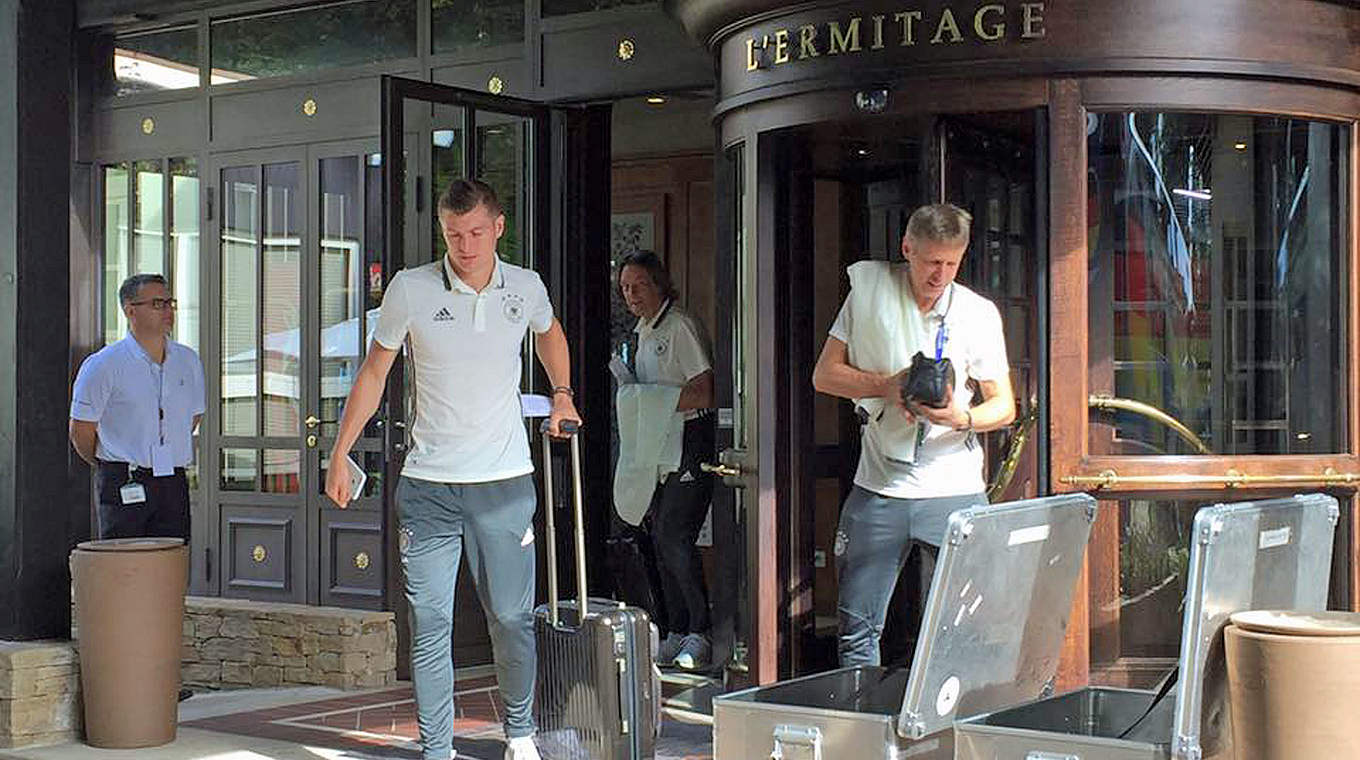 Abfahrt in Évian: Toni Kroos vor dem Teamhotel © DFB
