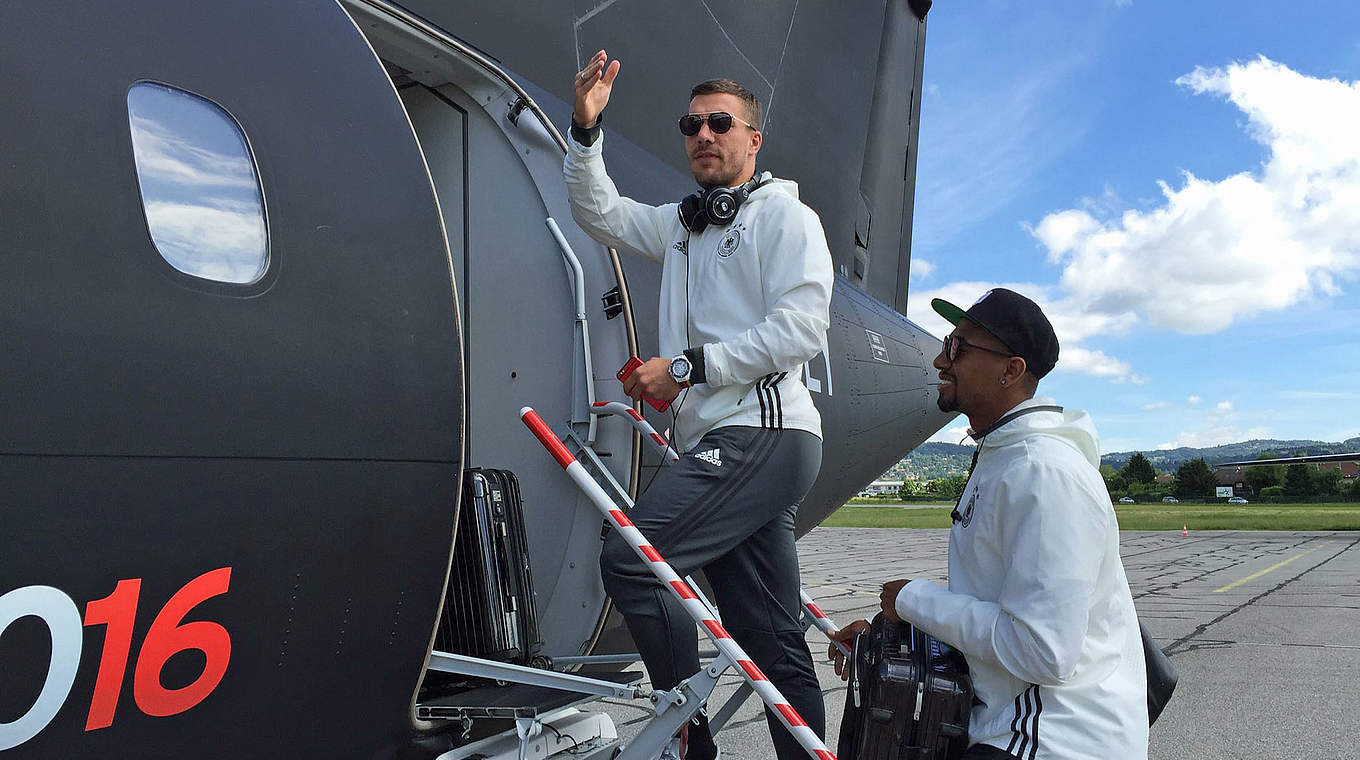 Kurz vor dem Ablug: Podolski (l.) und Boateng steigen in Annecy ins Flugzeug © DFB