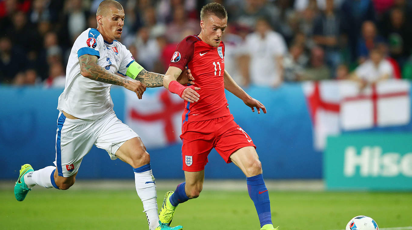 Agile but imprecise and not clinical enough: Jamie Vardy (r.) against Skrtel © 2016 Getty Images
