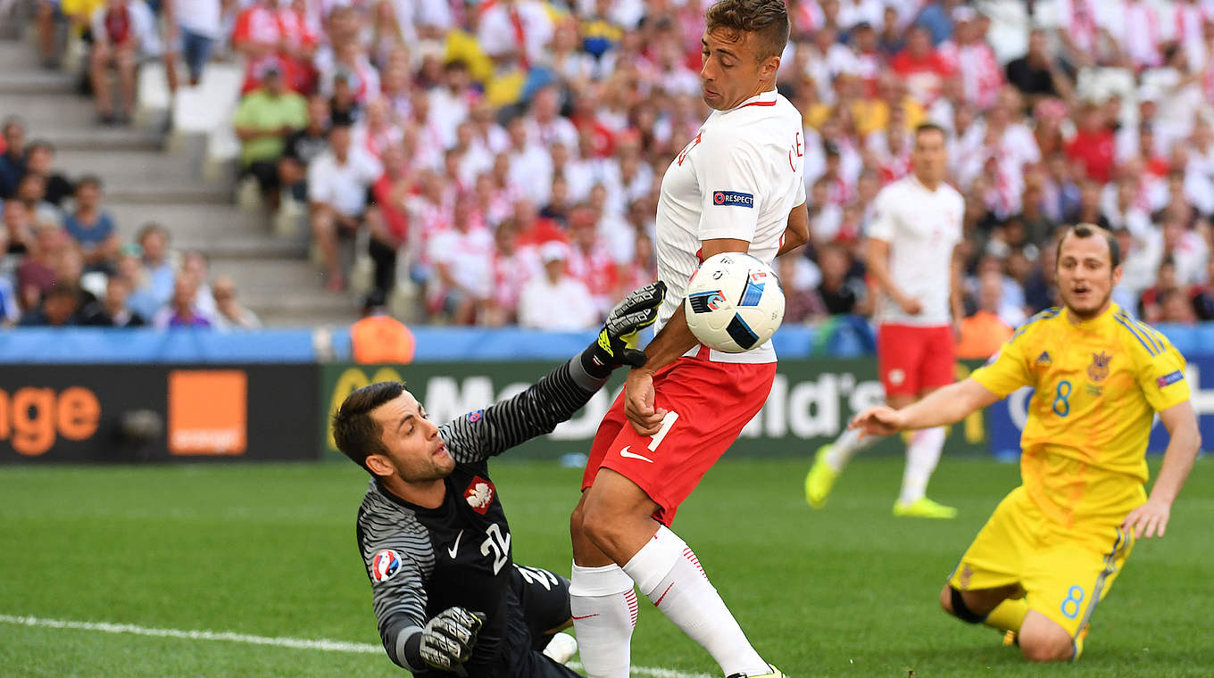 Klärt vor seinem eigenen Mann: Polens Torhüter Lukasz Fabianski (l.) © BORIS HORVAT/AFP/Getty Images