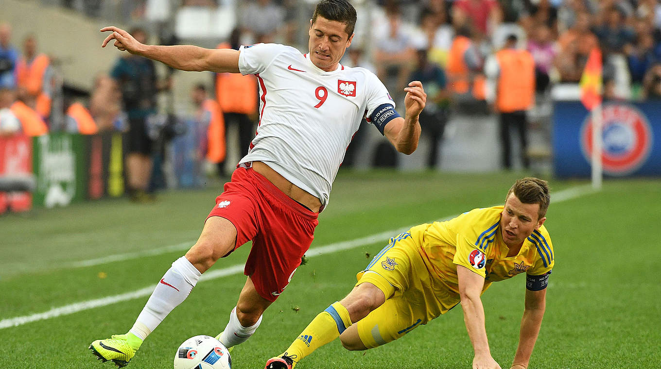 Ohne Tor beim Sieg gegen die Ukraine: Polens Robert Lewandowski (l.) © VINCENZO PINTO/AFP/Getty Images