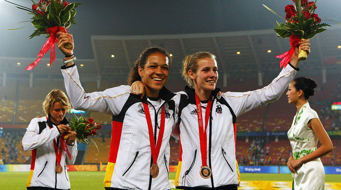Bronzemedaillengewinn bei Olympia 2008 in Peking: Simone Laudehr (r.) mit Celia Sasic © 2008 Getty Images