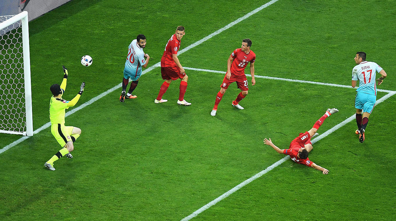 Erstes Tor bei dieser EM für die Türkei: Burak Yilmaz (r.) trifft gegen Tschechien © 2016 Getty Images